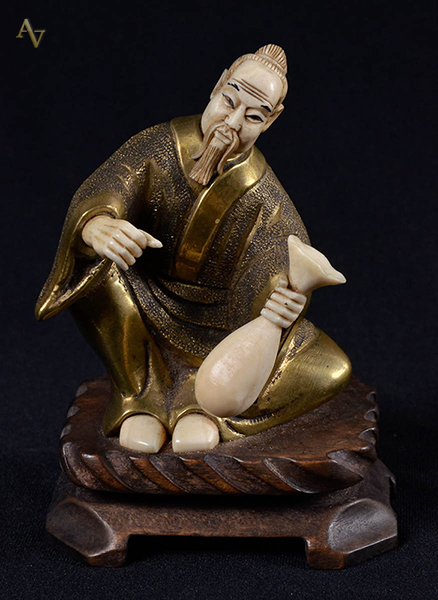 Estatueta em bronze e marfim, representando chines com vaso. alt 10cm