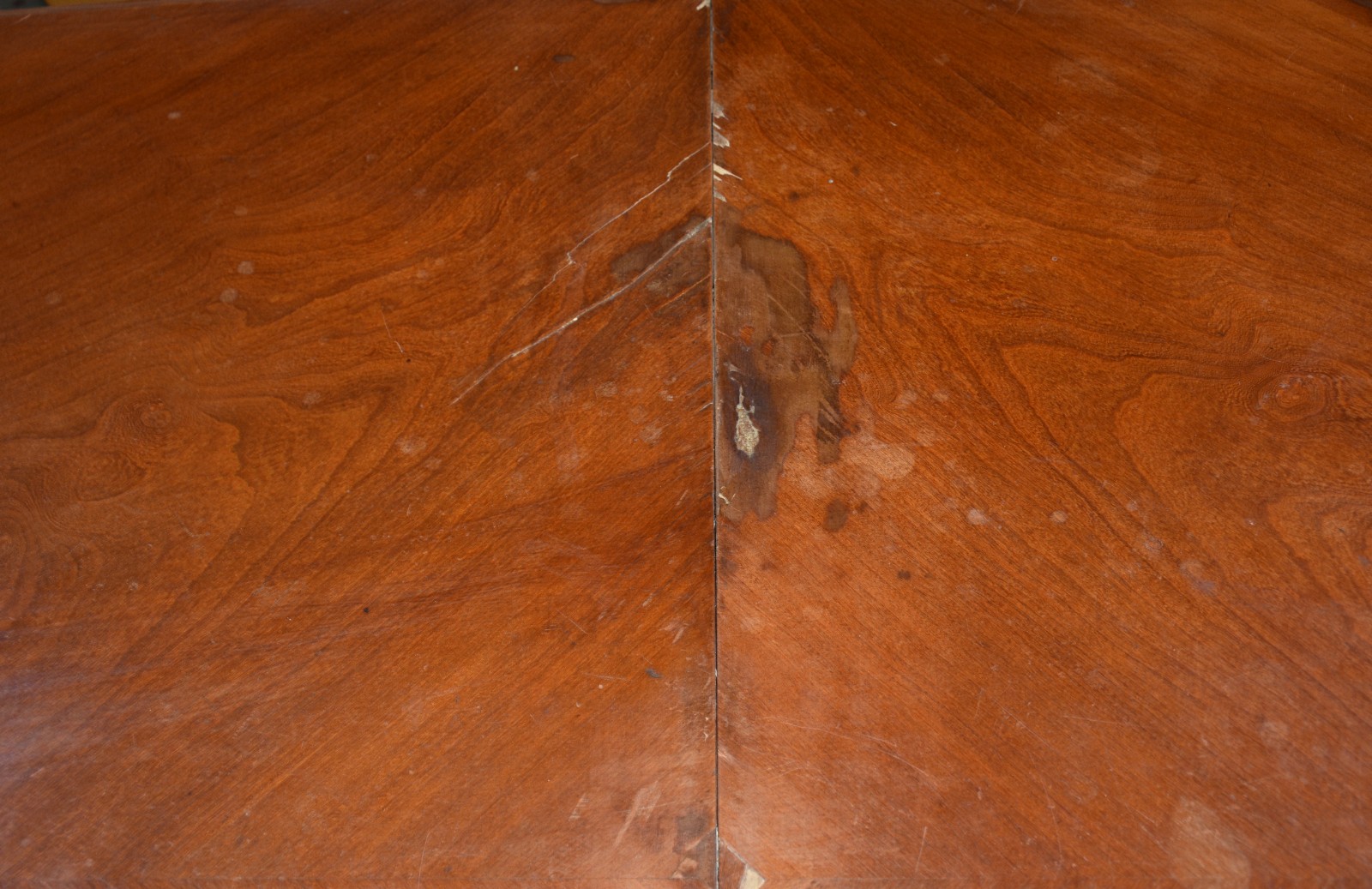 Mesa de jantar de madeira nobre. Acompanham 8 cadeiras com 2 tabuas... - foto 4 de 10