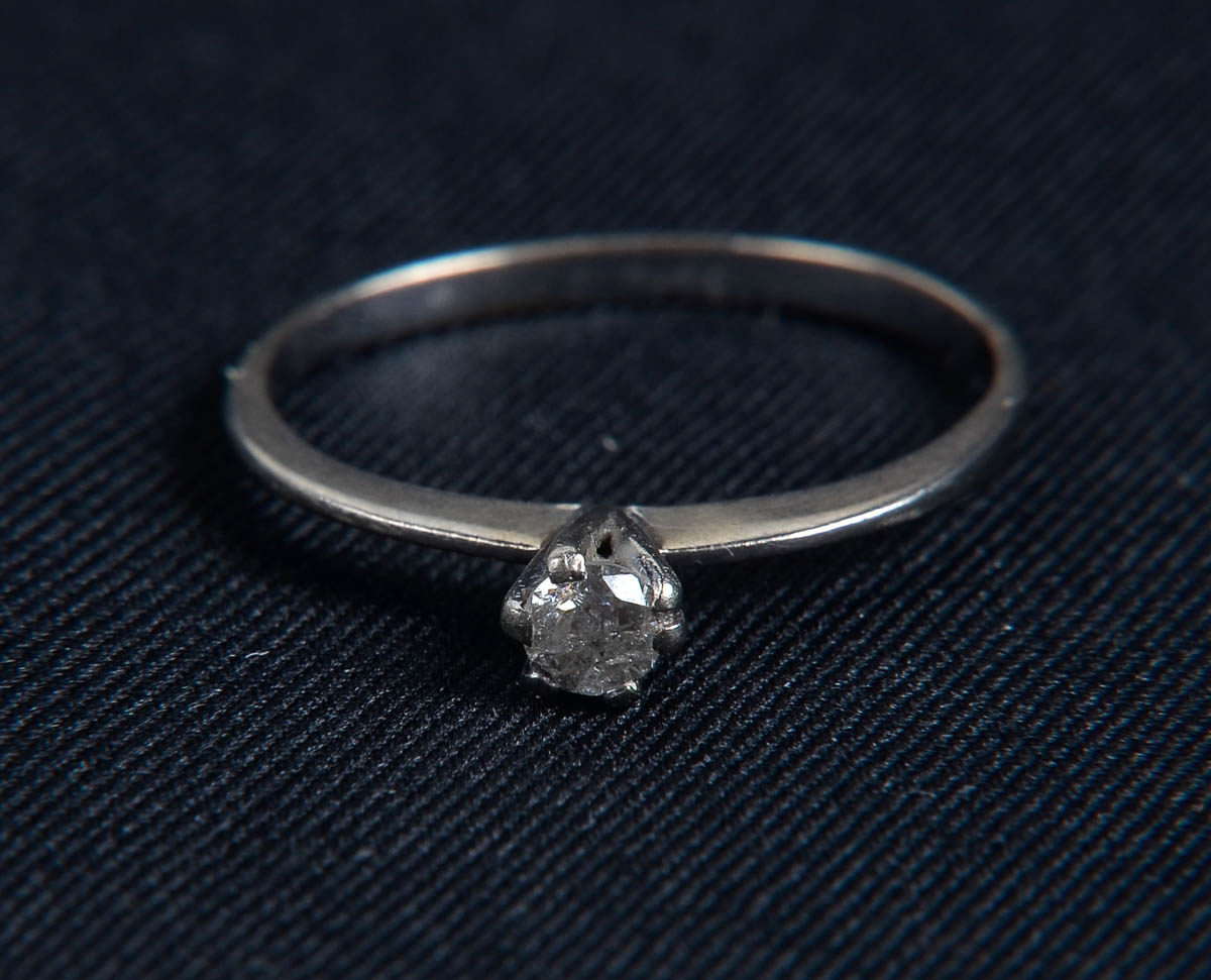 Anel com brihante solitario de 0,20 quilates e ouro 18k. Peso: 1,6GR...