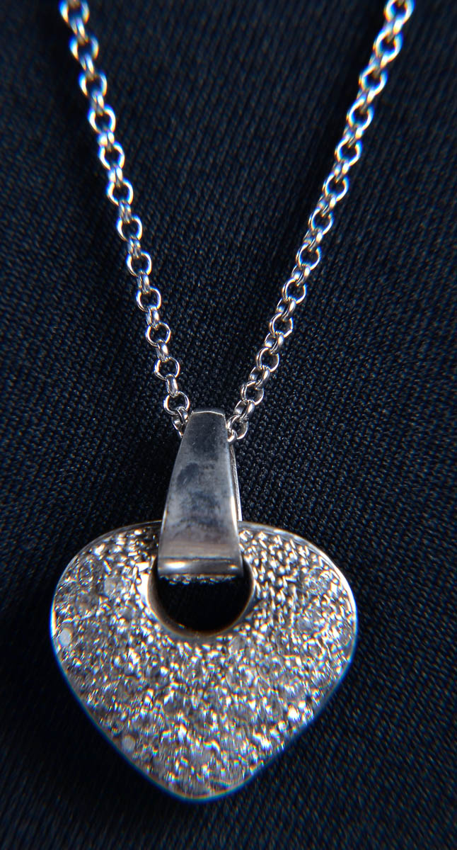 Colar de ouro branco c/ pendente coracao c/ 2 cts e brilhantes. peso...