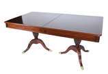 Mesa de jantar de madeira nobre, tampo retangul... - Mesa de jantar de madeira nobre, tampo retangular com duas tábuas extensoras ( 35 cm x 100 cm), base em duplo balaústre canelado terminando em t...