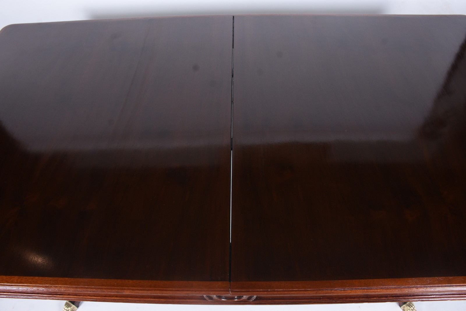 Mesa de jantar de madeira nobre, tampo retangular com duas tábuas... - foto 3 de 9