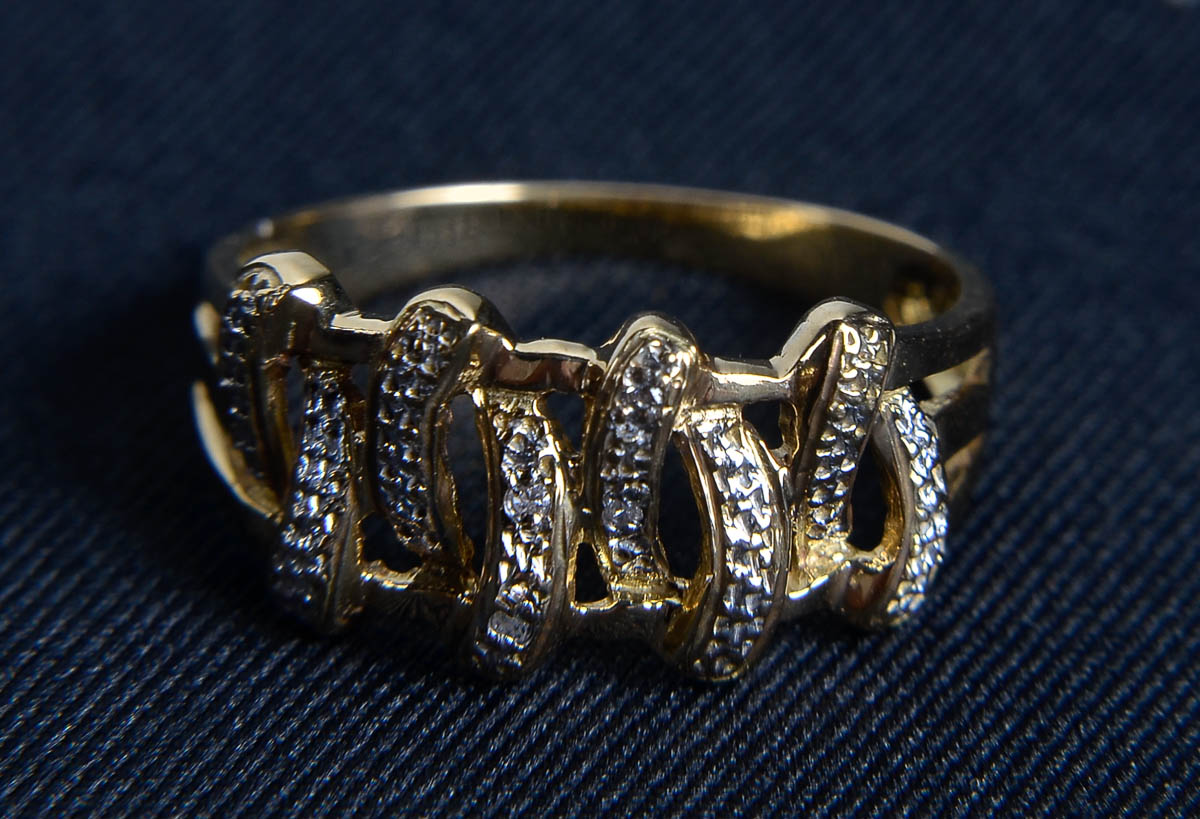 Anel de ouro 18 k c/ brilhantes. Peso 3,30 g.