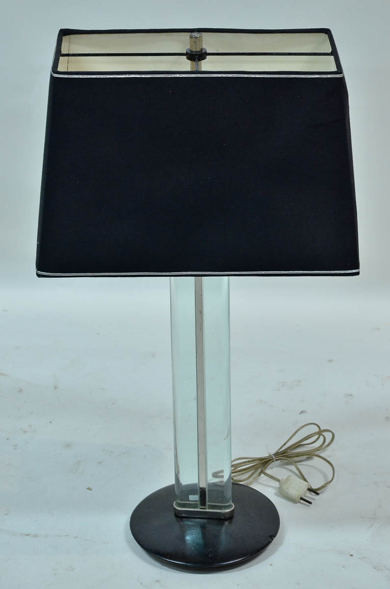Abatjour com base de vidro e metal, cúpula na cor preta - alt 70cm