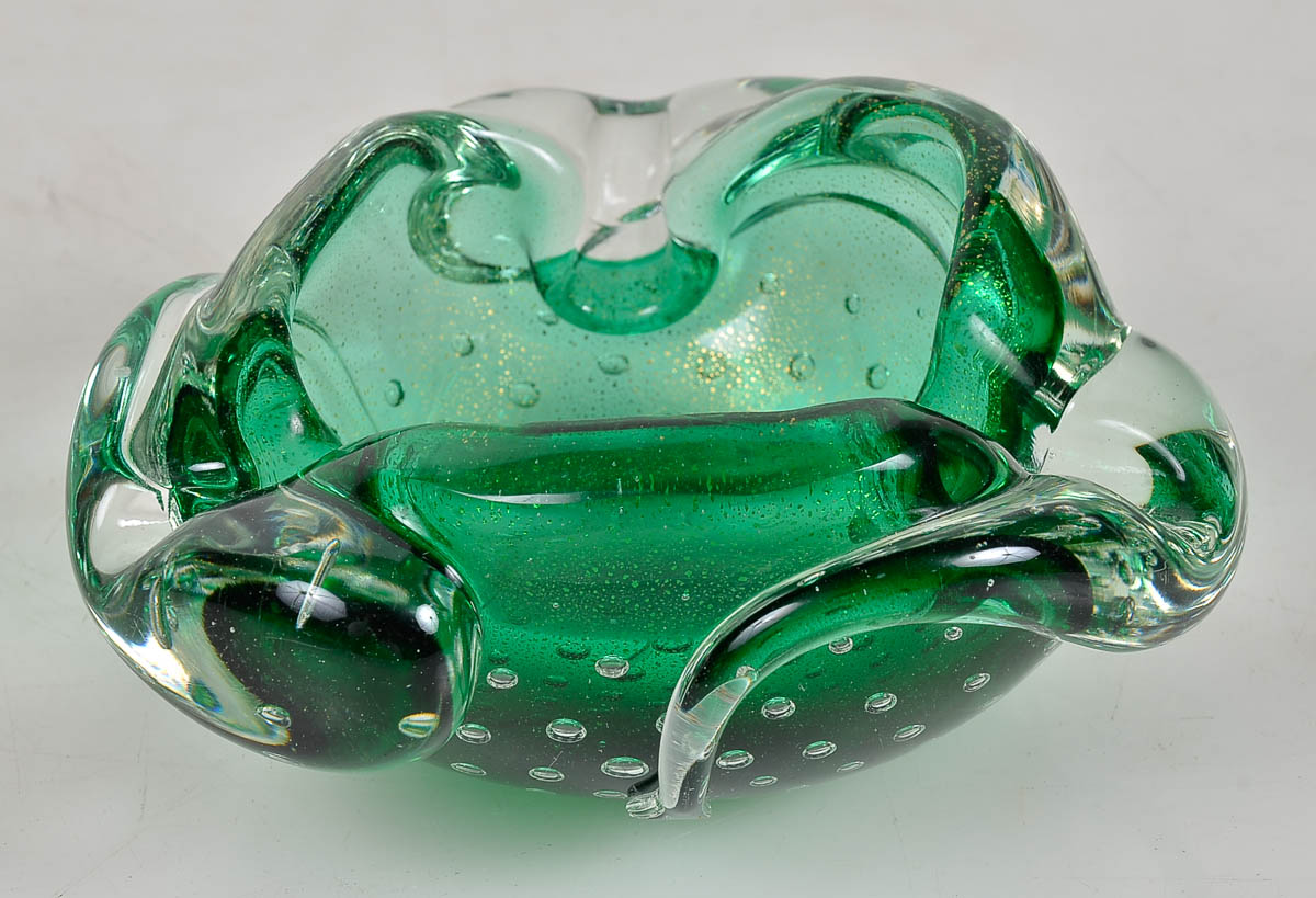 Cinzeiro oval em murano. diam. 15cm.
