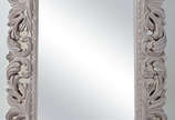 Espelho de cristal bisotado feitio retangular, ... - Espelho de cristal bisotado feitio retangular, moldura lavrada com desenhos de folhas na cor bege. med. externa. 100 x 80 cm.