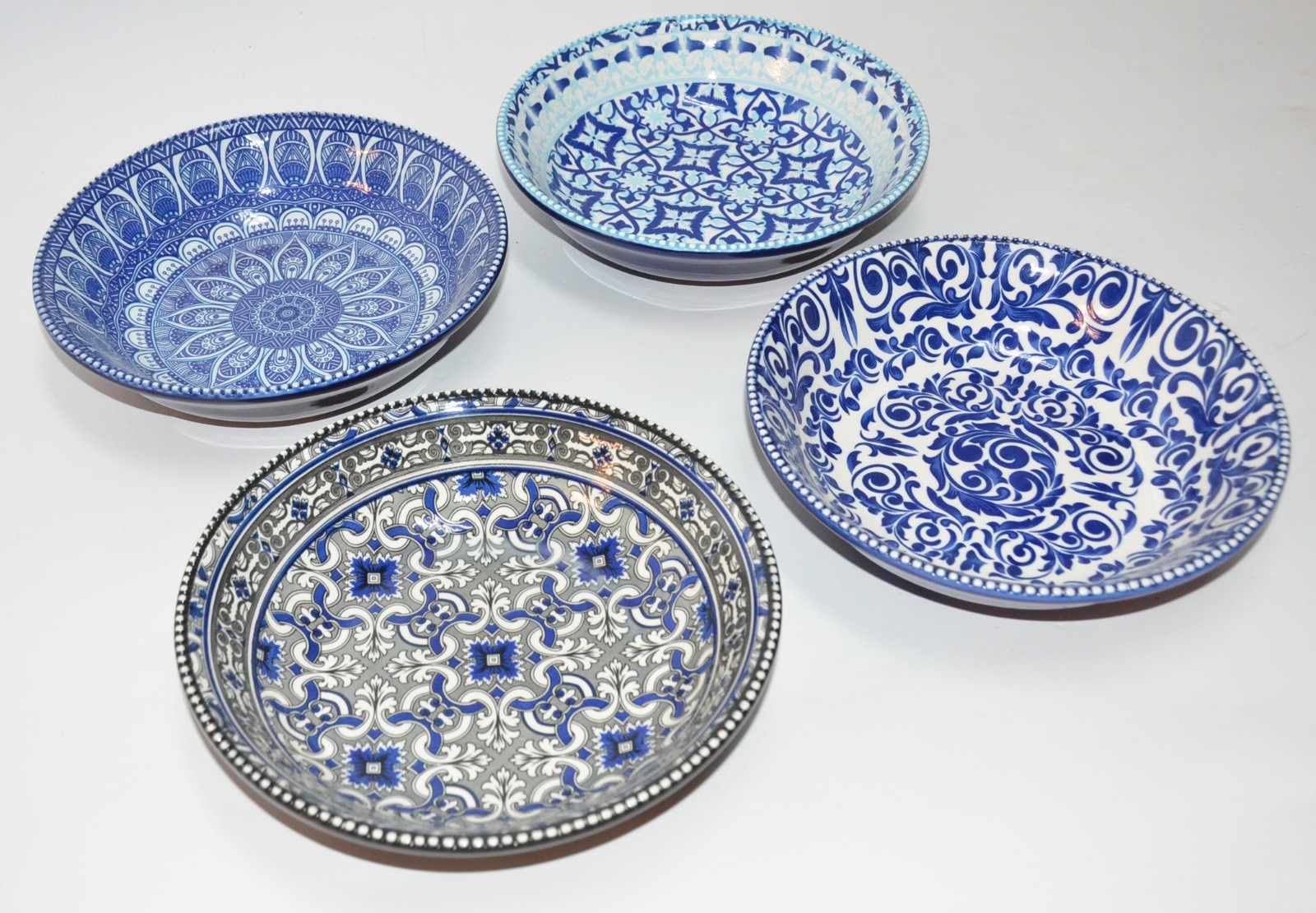 Quatro bowls de cerâmica pintada á mão. - foto 1 de 4
