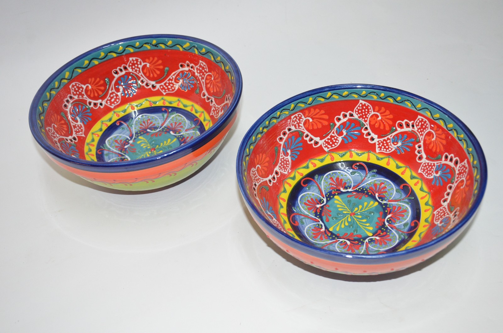 Dois bowls de cerâmica pintada á mão. - foto 1 de 5