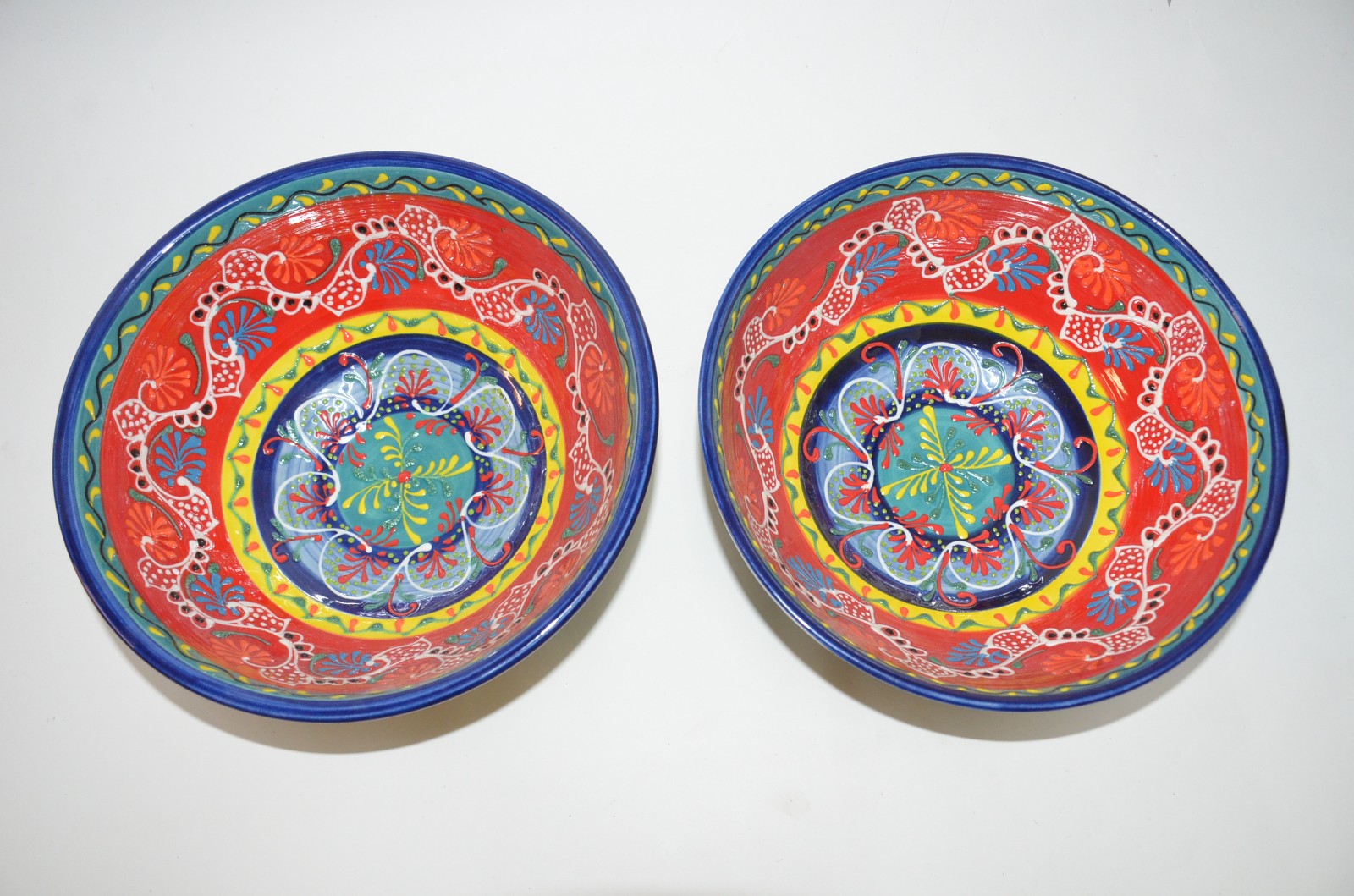 Dois bowls de cerâmica pintada á mão. - foto 2 de 5