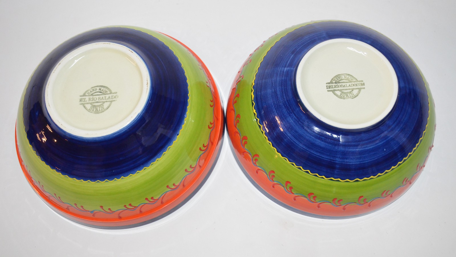 Dois bowls de cerâmica pintada á mão. - foto 4 de 5