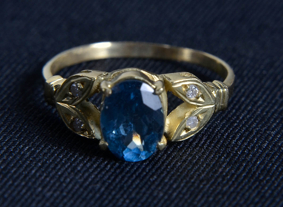 Anel de ouro 18k c/ agua marinha e brilhantes. peso 2,40g.