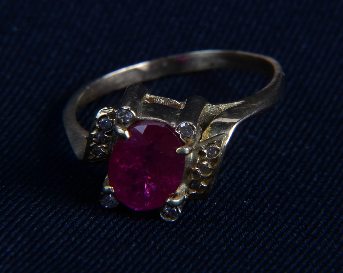 Anel ouro 18k c/ rubi oriental e brilhante. Peso 3,6g.