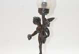 Luminária de metal representando anjo tocheiro,... - Luminária de metal representando anjo tocheiro, manga de vidro. Base oxidada.