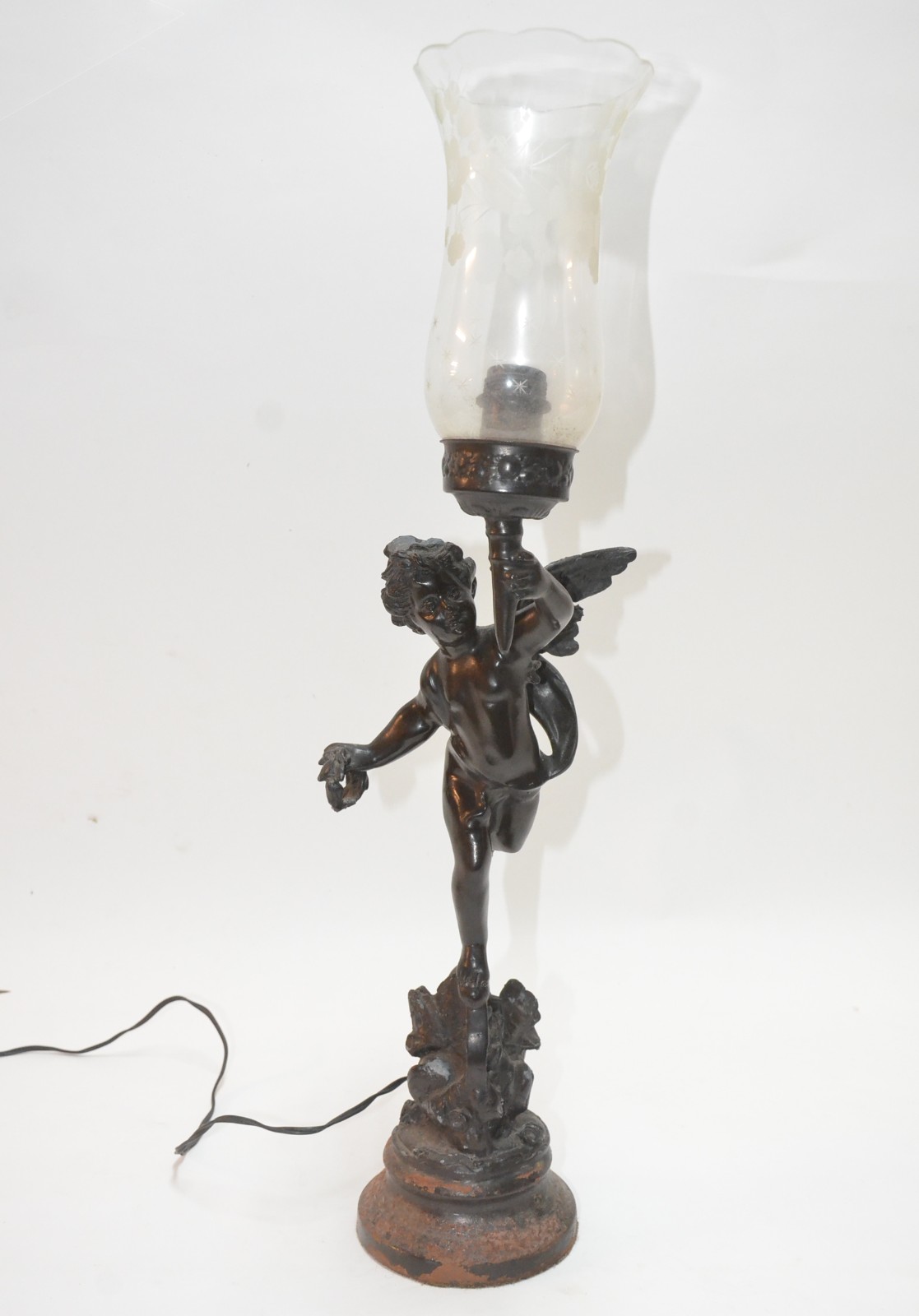 Luminária de metal representando anjo tocheiro, manga de vidro. Base... - foto 2 de 7