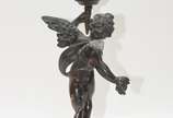 Luminária de metal representando anjo tocheiro,... - Luminária de metal representando anjo tocheiro, manga de vidro. Base oxidada.