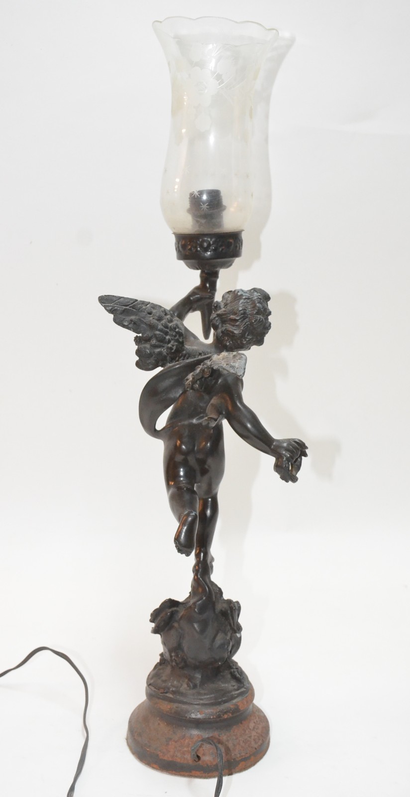 Luminária de metal representando anjo tocheiro, manga de vidro. Base... - foto 4 de 7
