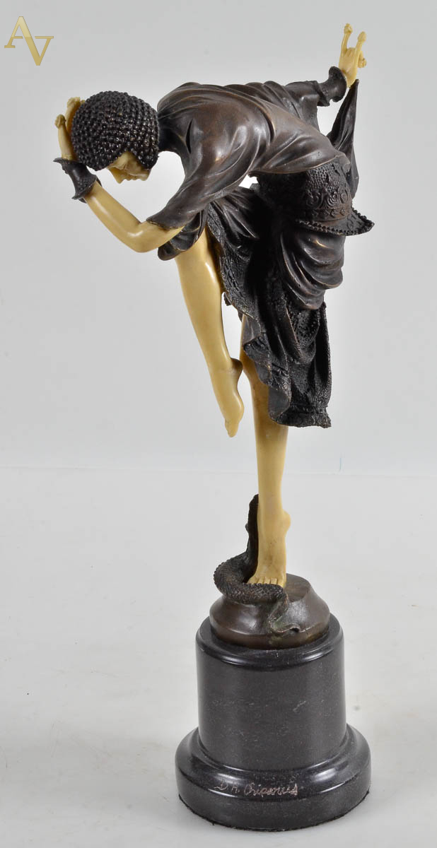 Estatueta de bronze e resina repres. mulher com cobra, copia de... - foto 1 de 2