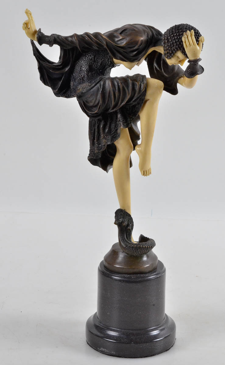 Estatueta de bronze e resina repres. mulher com cobra, copia de... - foto 2 de 2