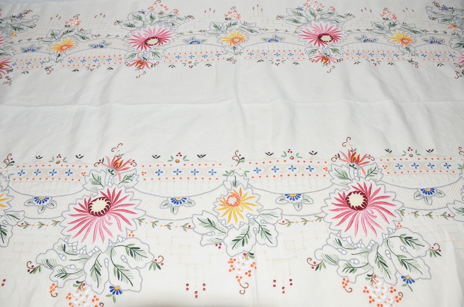 Toalha de linho com flores bordadas. Acompanham 12 guardanapos. - foto 5 de 9