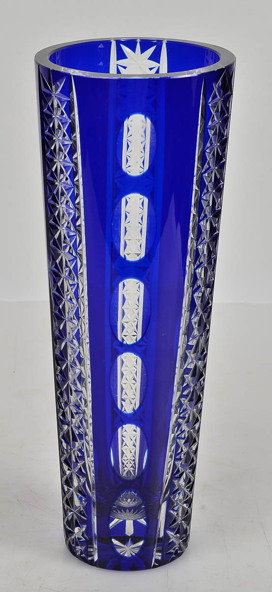 Vaso de cristal lapidado doublé azul. alt 31cm.