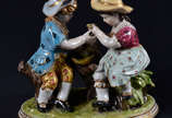 Grupo em porcelana europeia, criancas com passa... - Grupo em porcelana europeia, criancas com passaros. alt. 17cm