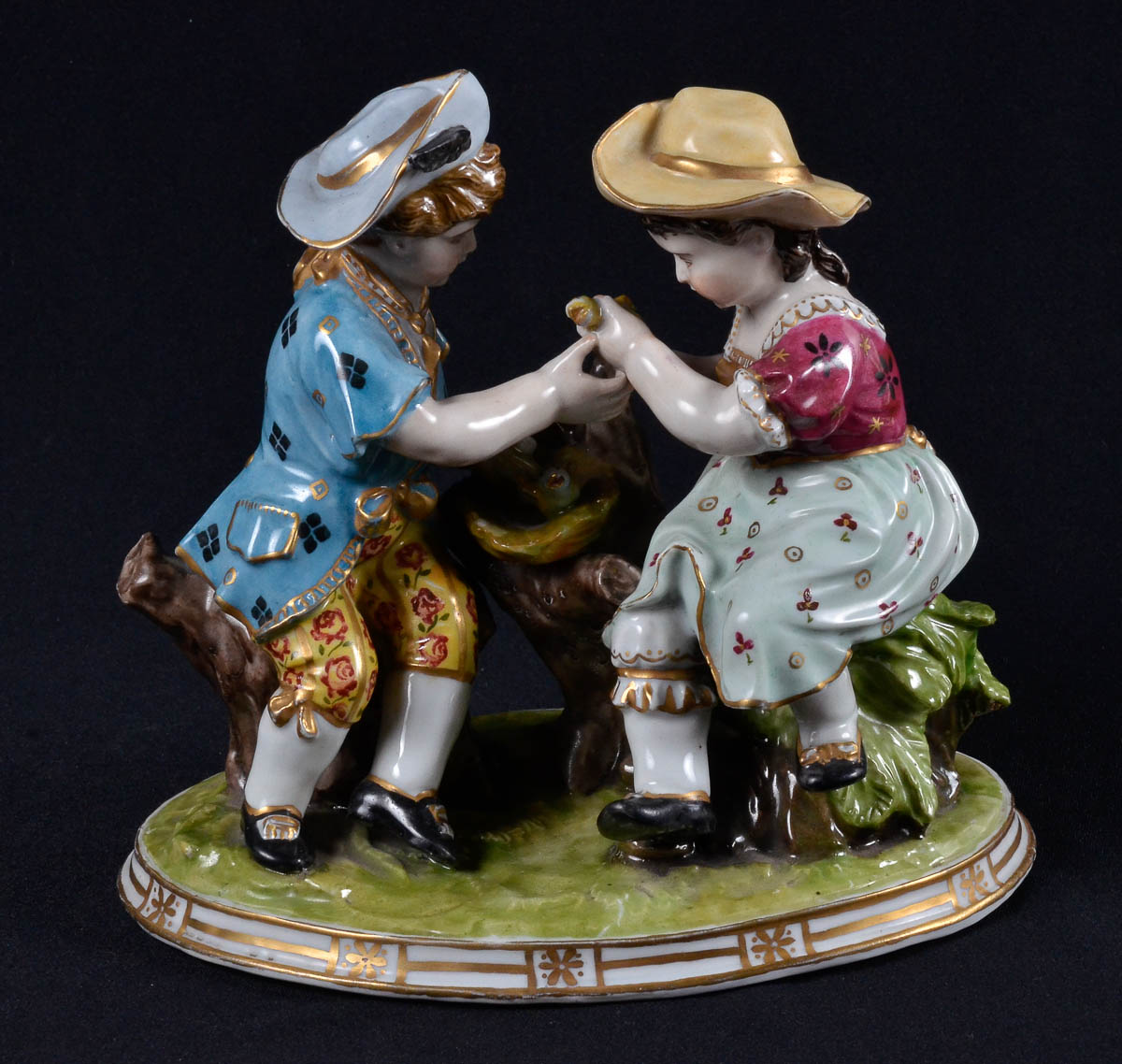 Grupo em porcelana europeia, criancas com passaros. alt. 17cm