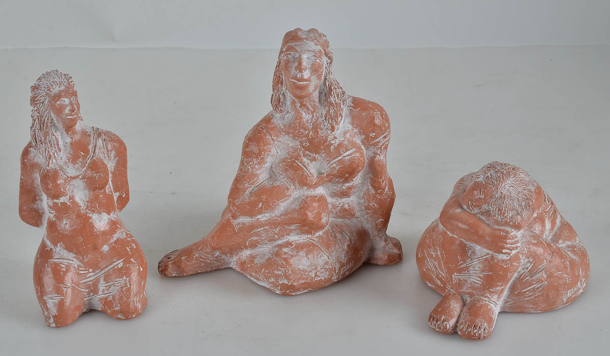 MAIA - Tres esculturas em terracota, alts.10, 16 e 19 cm.