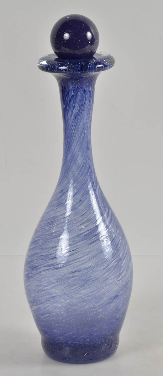 Garrafa em murano na cor lilas. alt. 40cm.
