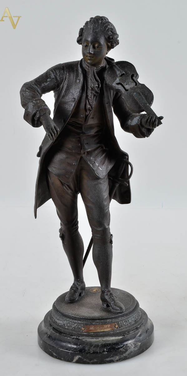 Estatueta em PETIT BRONZE, representando musico ( no estado). alt...