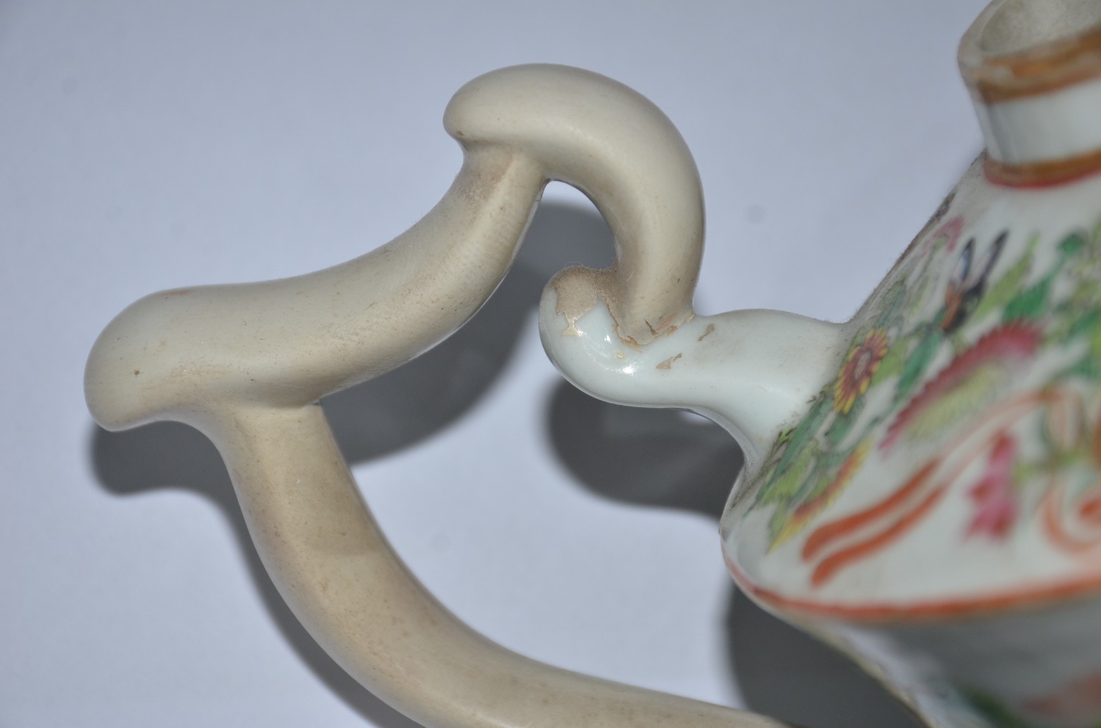 Três antigos bules de porcelana oriental policromada e realces... - foto 11 de 11