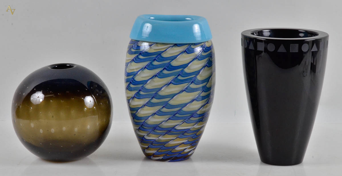 Tres vasos diversos de vidro decorativo, sendo um âmbar degradé, uma...