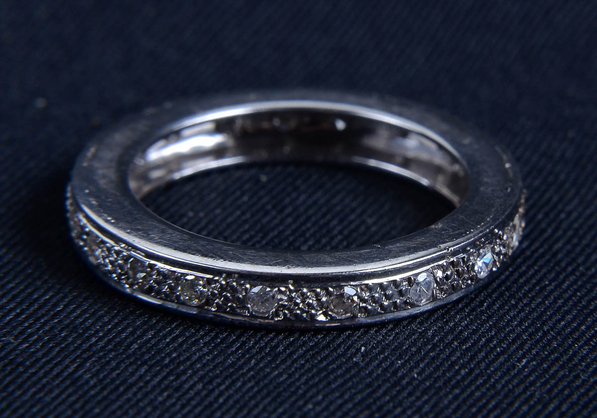 Alianca completa em ouro 18k, com rodio e brilhantes. Peso: 5,8 gr (...