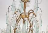 Elegante lustre estilo Versailles de metal dour... - Elegante lustre estilo Versailles de metal dourado com pingentes em placas de cristal lapidado.