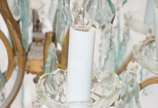 Elegante lustre estilo Versailles de metal dour... - Elegante lustre estilo Versailles de metal dourado com pingentes em placas de cristal lapidado.