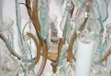 Elegante lustre estilo Versailles de metal dour... - Elegante lustre estilo Versailles de metal dourado com pingentes em placas de cristal lapidado.