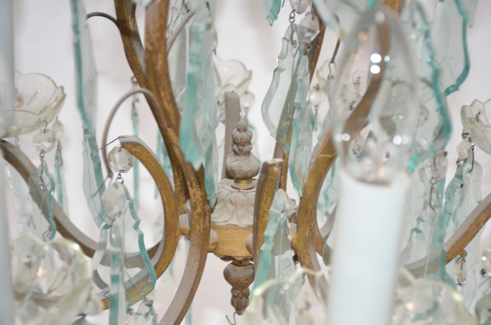 Elegante lustre estilo Versailles de metal dourado com pingentes em... - foto 5 de 5