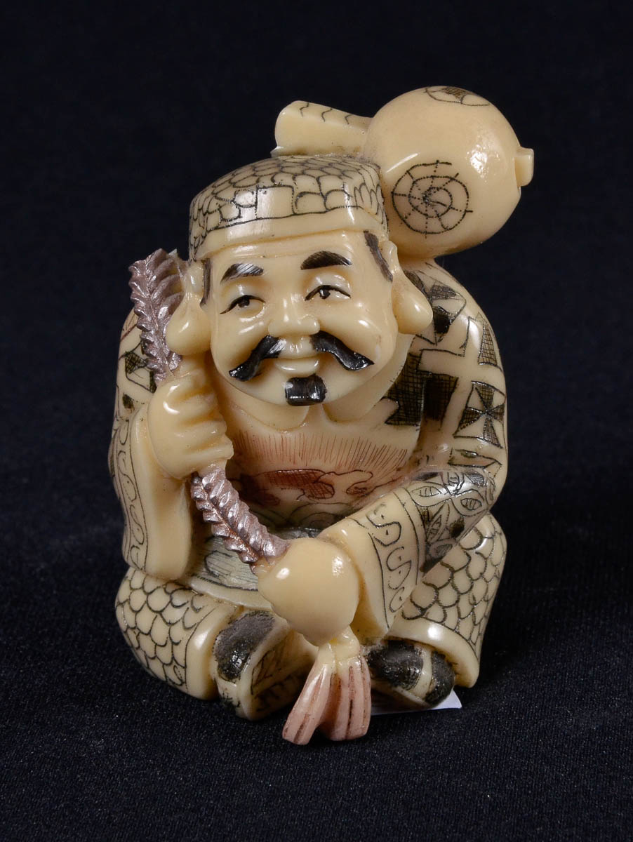 Okimono de marfim assinado repres. homem com corda. Alt. 8 cm.