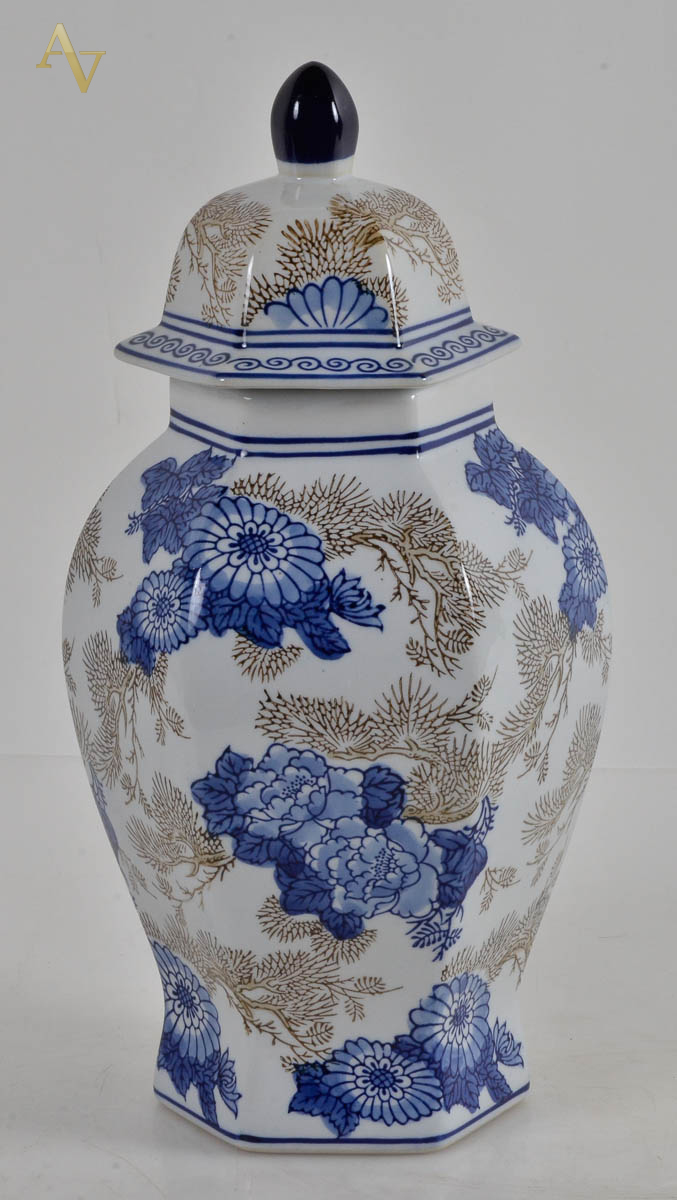 Potiche em ceramica chinesa, desenho floral , azul e bege. alt. 38cm.