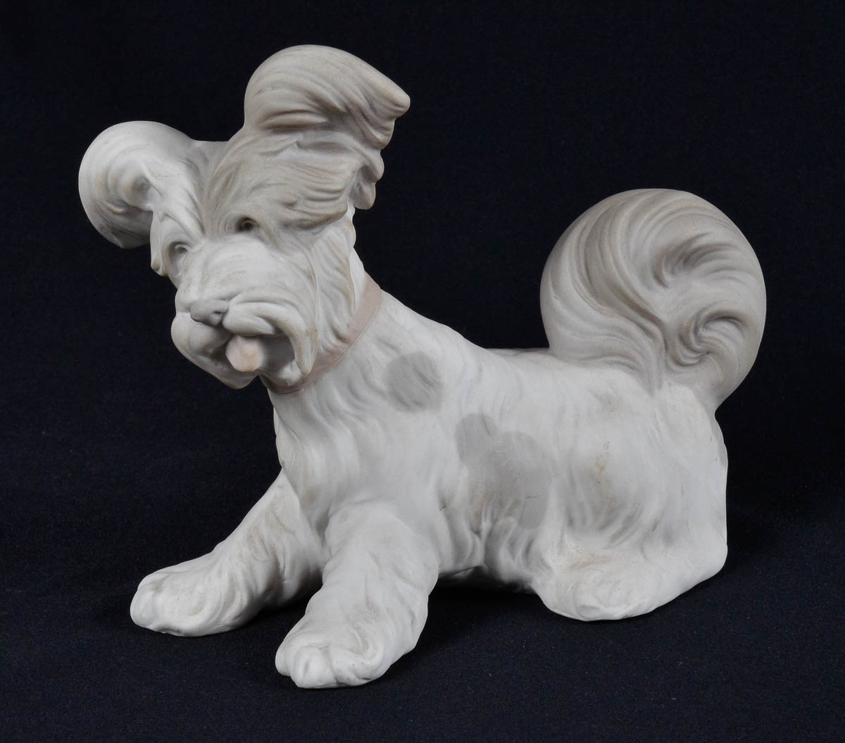 LLADRO - escultura de porcelana espanhola repres. cachorro, alt.15 cm.