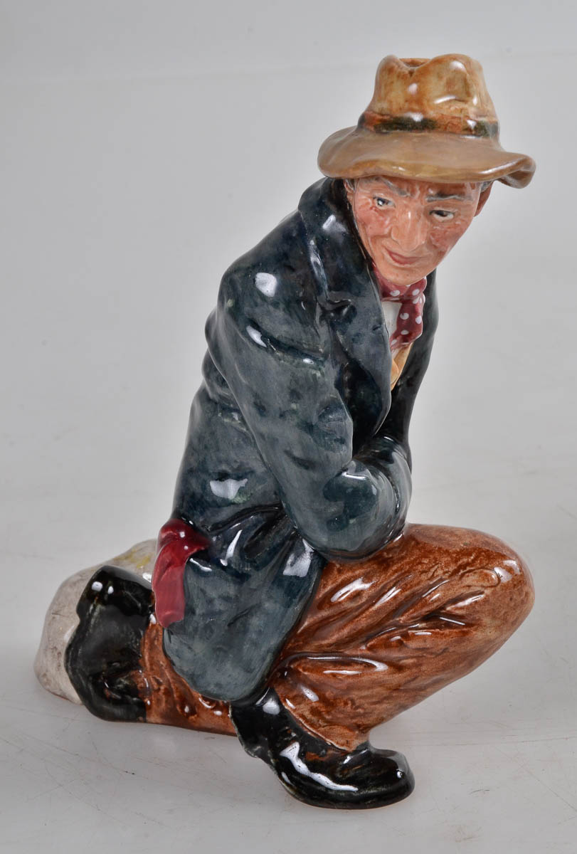 Estatueta de porcelana inglesa ROYAL DOULTON, representando poacher...
