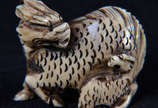 Netsuke de marfim repres.animal com filhote. - Netsuke de marfim repres.animal com filhote.