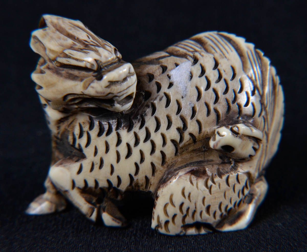 Netsuke de marfim repres.animal com filhote.