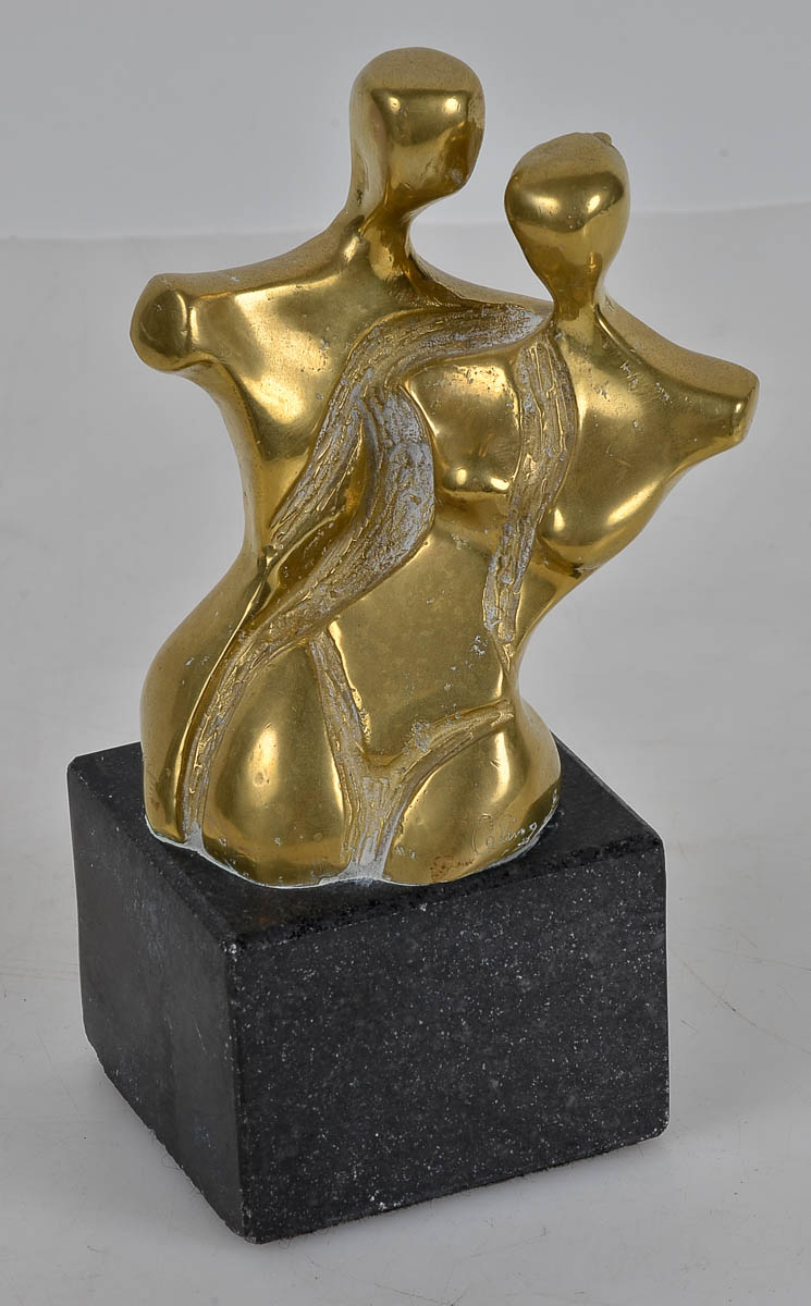 CELINA LISBOA -Escultura repres. casal em bronze. alt. 19cm.