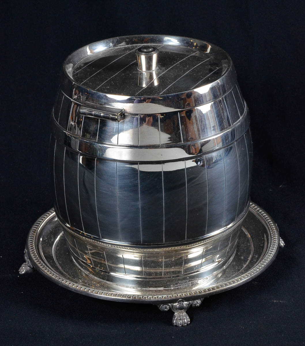 Bomboniere de metal prateado feitio barril. alt. 17cm, diam. 12cm.