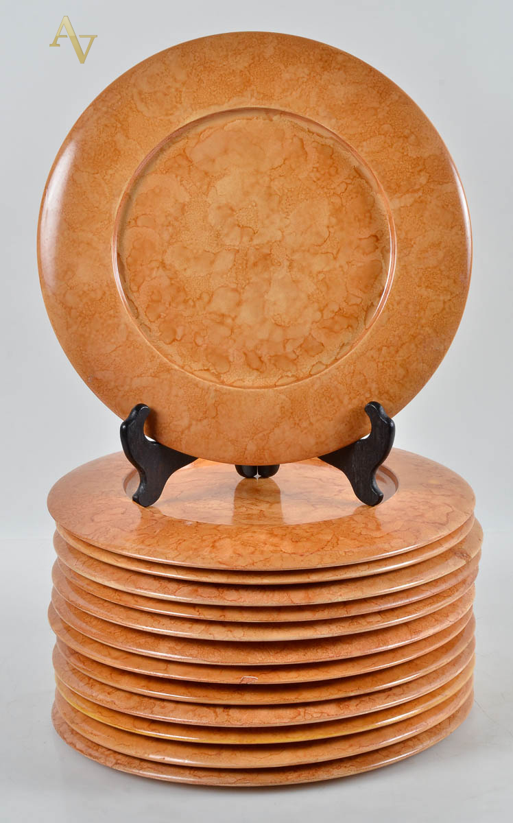 Conjunto com 12 sousplats na cor ocre, diam. 33 cm.
