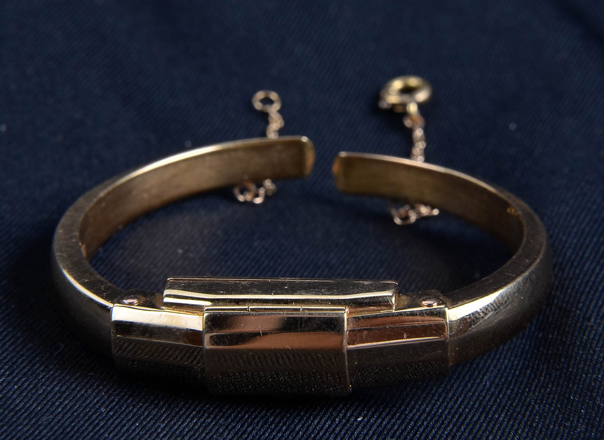 Pulseira escrava de molas, com relogio Superatic, oculto...