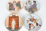 Norman Rockwell,  - Quatro pratos de porcelana americana, edições limitadas, decorados com cenas natalinas em policromia.
