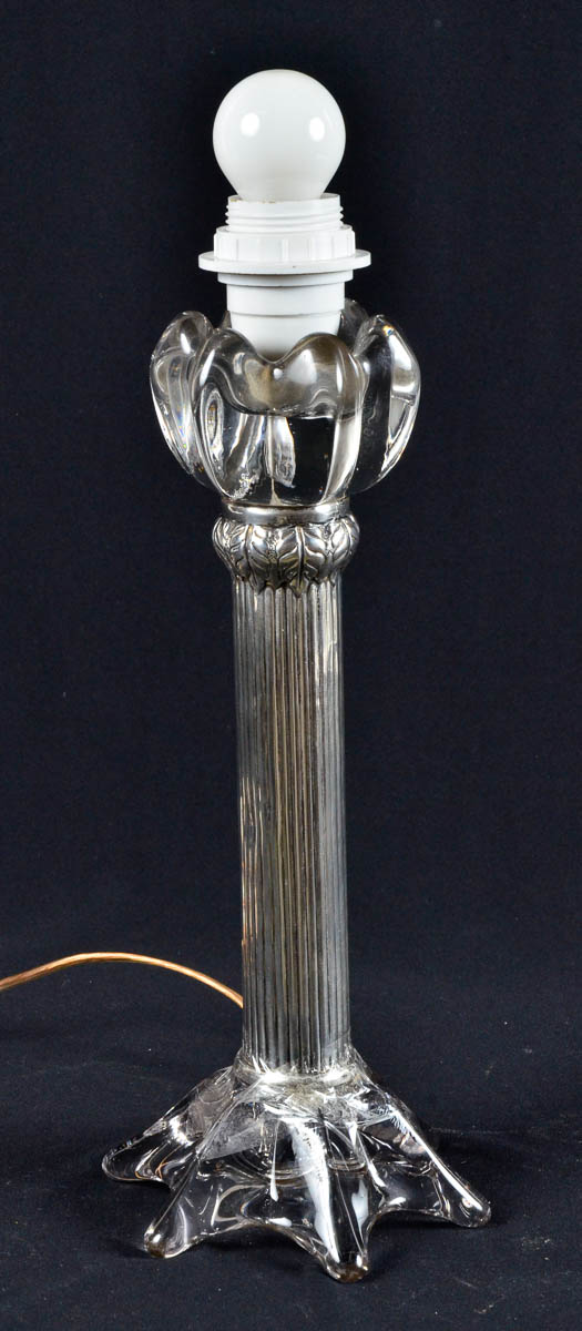 Abatjour com base de cristal e prata. alt 33 cm.