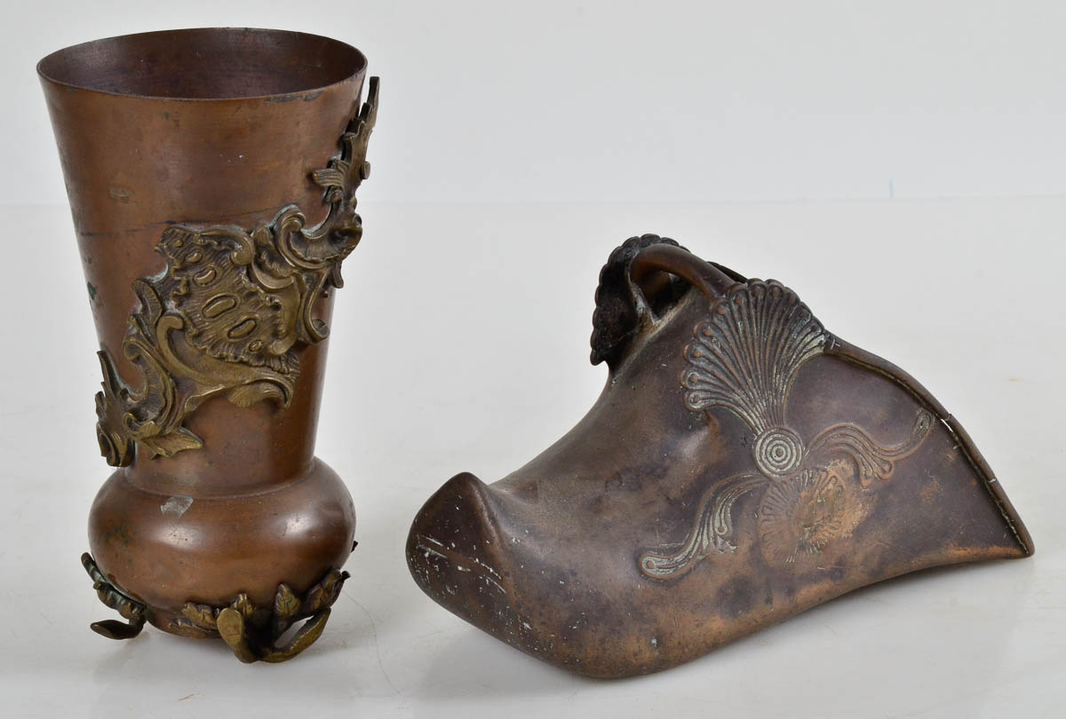 Vaso e sapata de bronze, med. 20 cm.
