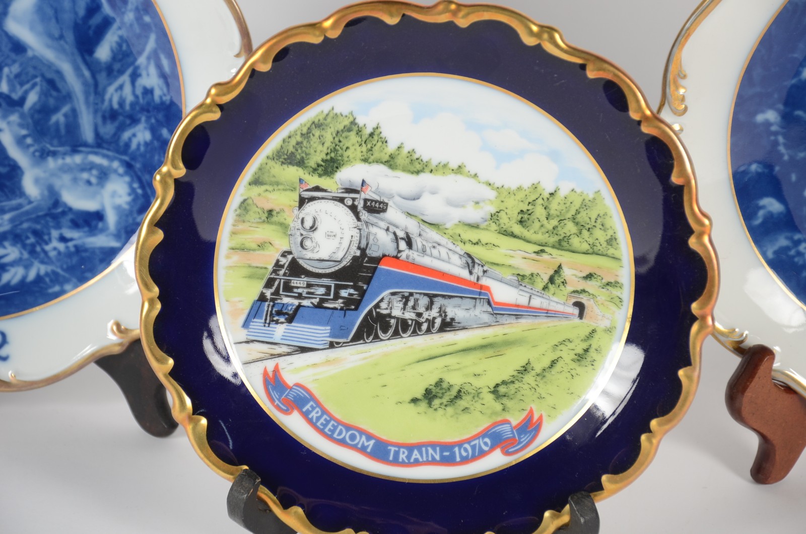 Cinco pratos de porcelana, edições limitadas e comemorativas, sendo... - foto 6 de 10